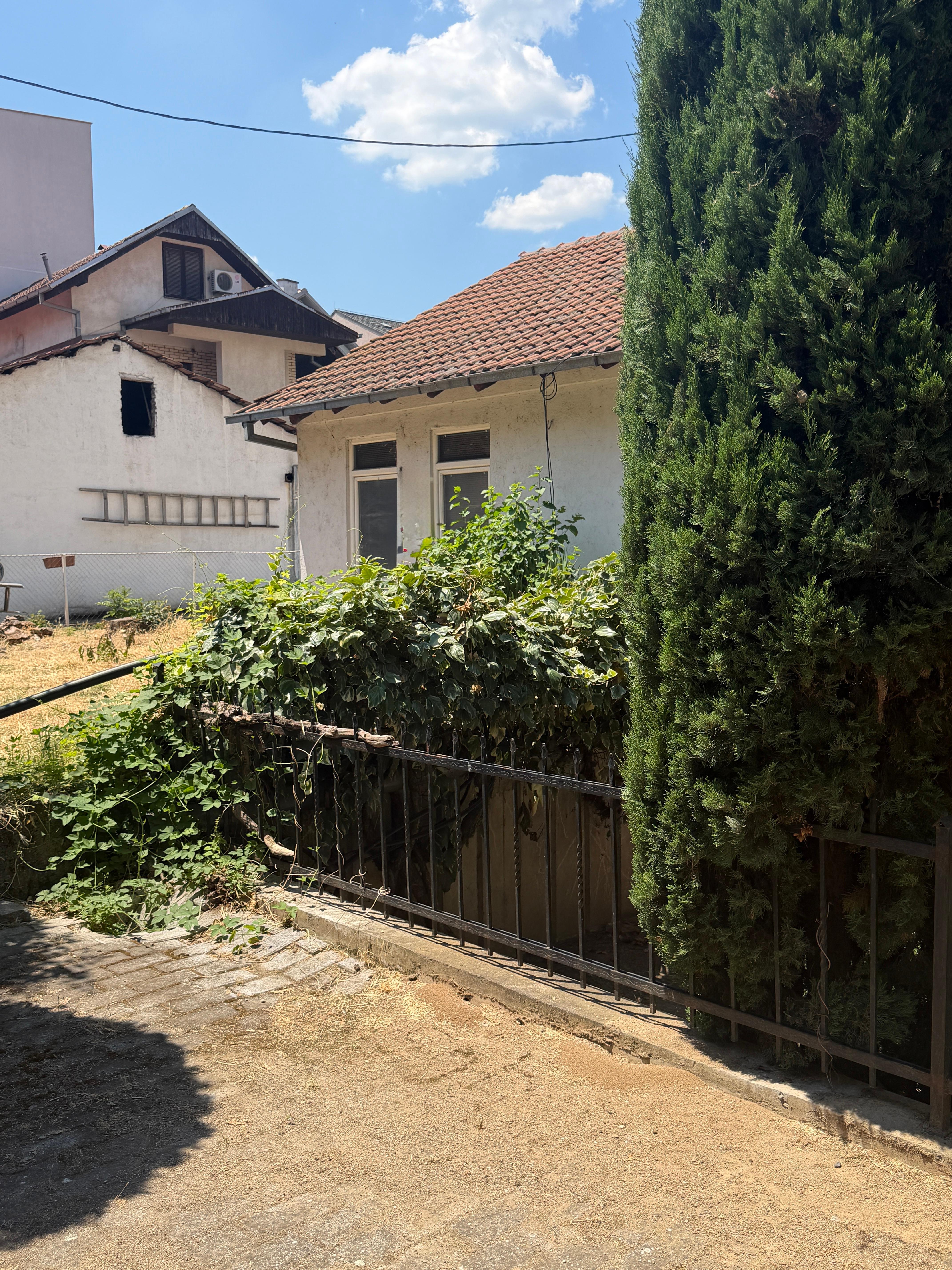 Плац од 434м2 со мала куќа во Капиштец